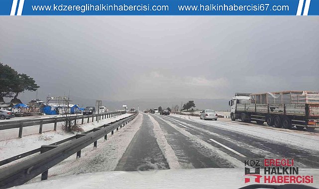 Dolu yağışı karayolunu beyaza bürüdü, sürücüler zor anlar yaşadı