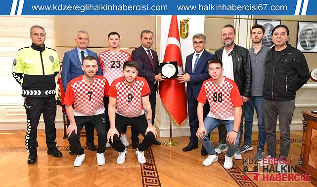 Vali Gürel, Süper Lig'e yükselen hentbol takımını ağırladı
