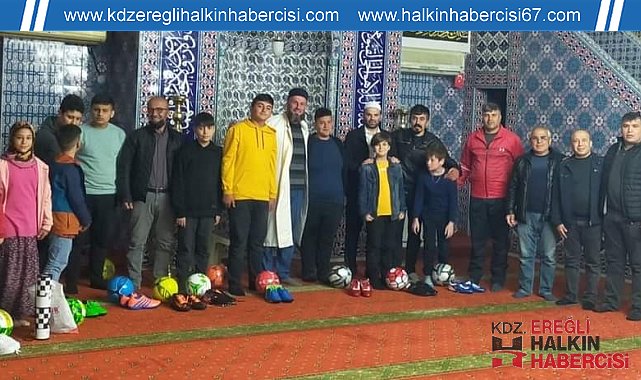 Alaplı'da teravihe gelen çocuklar ödüllendirildi