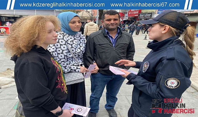Kadın polisler kadına şiddete dikkat çekmek için broşür dağıttı
