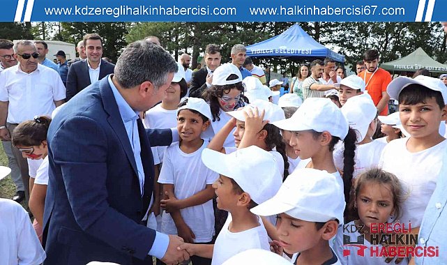 Anne ve babalar tarlada, çocuklar etkinlikte