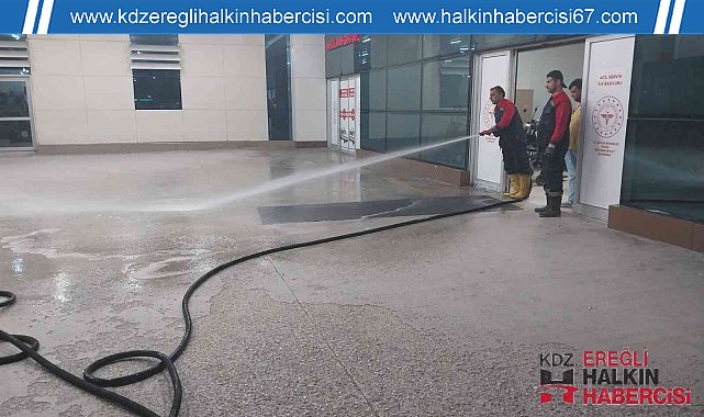 Hastanenin bahçesi yıkanarak dezenfekte edildi