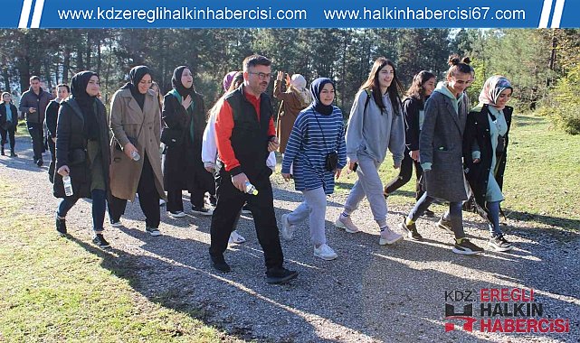 Düzce'de sonbaharın tadını ormanda yürüyerek çıkarttılar