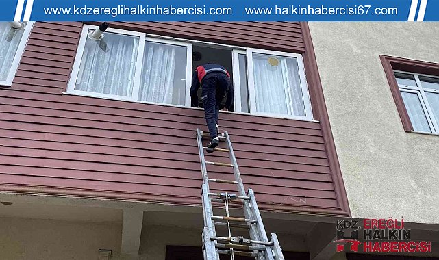 Felçli adam yalnız kaldığı evde ölmekten korkup hüngür hüngür ağladı