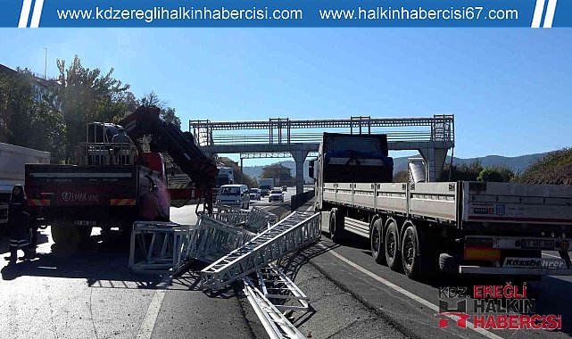 Tırdan düşen malzemeler kazaya yol açtı: 1 yaralı