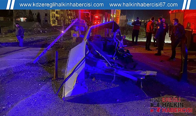 Tren hemzemin geçitte otomobili biçti: 2 yaralı