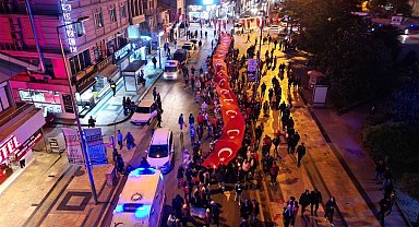 Düzce'de cadde fener alayı ile aydınlandı