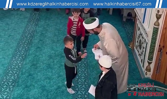Bayram namazına gelen çocuklara sürpriz
