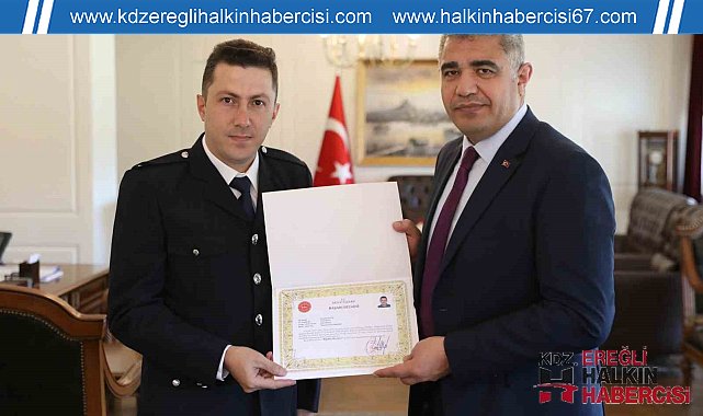 Bayrağa hassasiyet gösteren polise başarı belgesi