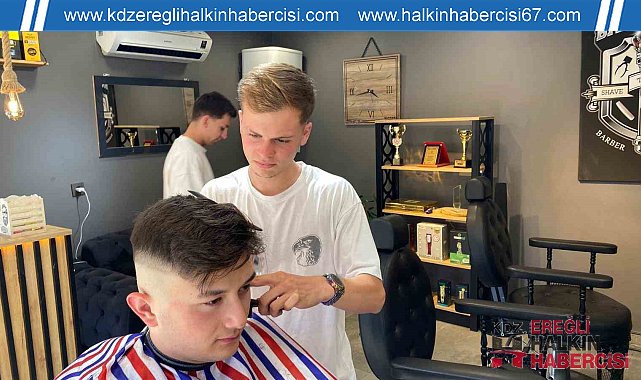 Genç kuaför müşterisini deniz manzarası eşliğinde tıraş etti
