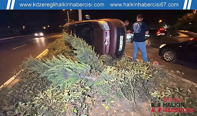Hafif ticari araç refüjde devrildi