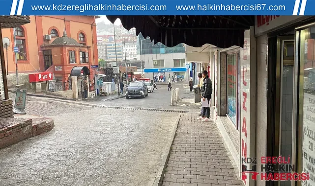 Aniden bastıran yağmurda saçak altına saklandılar