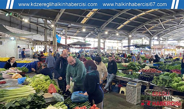 Halk pazarında alışveriş yoğunluğu sürüyor