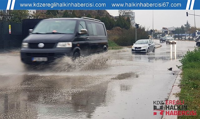 Sağanak sonrası yollarda su birikintileri oluştu