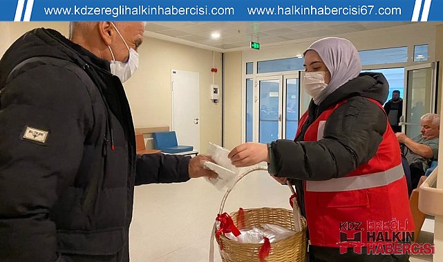 Kızılay gönüllüleri maske dağıttı