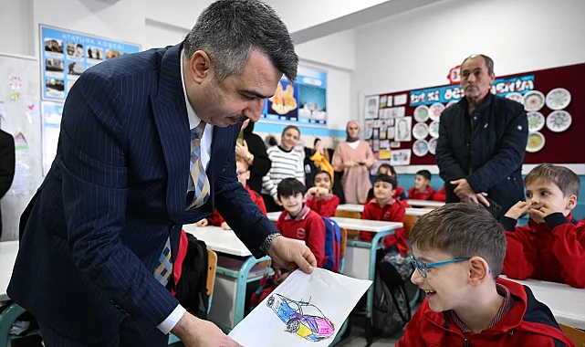 Bursa Yıldırım'da ilk dönemi tamamlayan öğrencilerin heyecanına ortak oldu