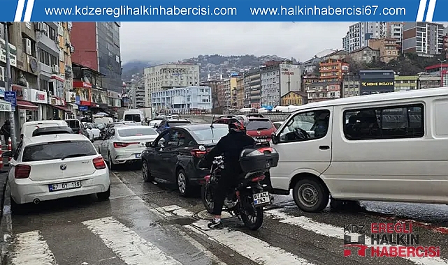 Başı boş parklanmalar trafiği felç etti!
