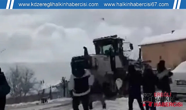 KAR TEMİZLEME EKİBİNİ ÇOCUKLAR KARTOPU YAĞMURUNA TUTTU
