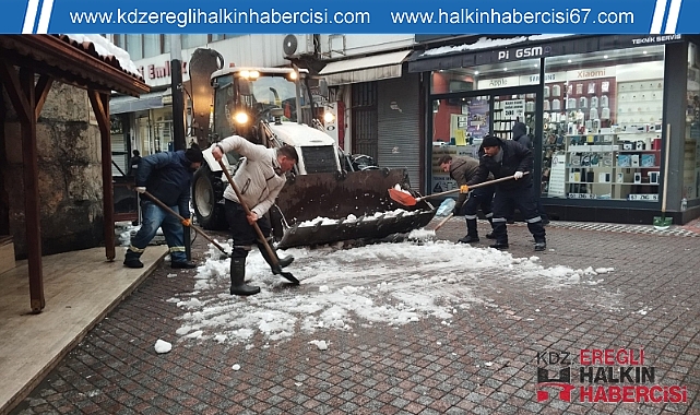 KDZ.EREĞLİ'DE, KAR KÜTLELERİ KALDIRILIYOR