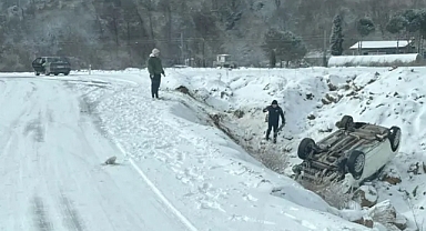 Otomobil şarampole devrildi!