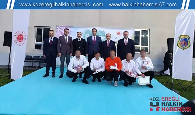 CEZAEVİNDE HÜKÜMLÜLERİN İLAHİ KOROSU AYAKTA ALKIŞLANDI