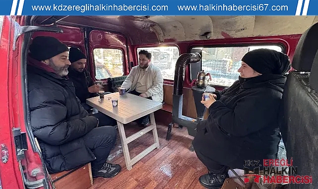 Isınmak için minibüse kurdukları soba ilgi odağı oldu