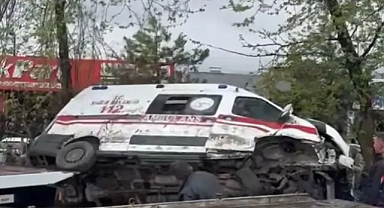 Ambulans ile otomobil çarpıştı! Yaralılar var