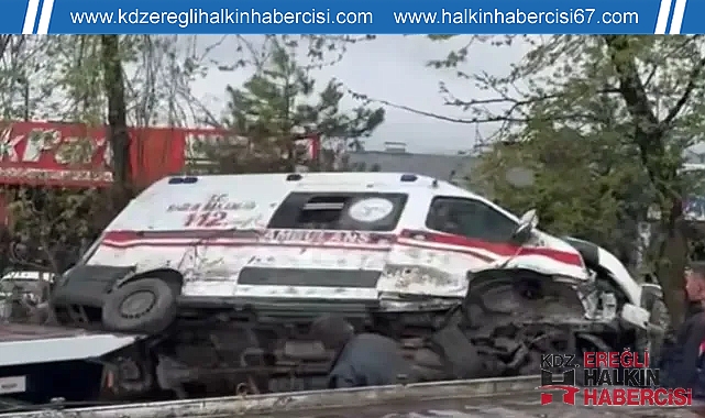 Ambulans ile otomobil çarpıştı! Yaralılar var