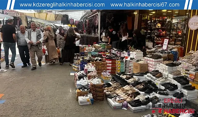 Esnaf, Kurban Bayramı öncesi kaldırımlara tezgah açarak ürünlerini satmaya başladı ...