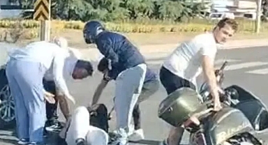 Motosiklet sürücüsü yola savruldu ...