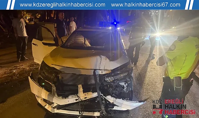 Otomobil elektrik direğine çarptı ...