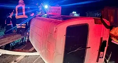 Hafif ticari araç ile traktör çarpıştı!