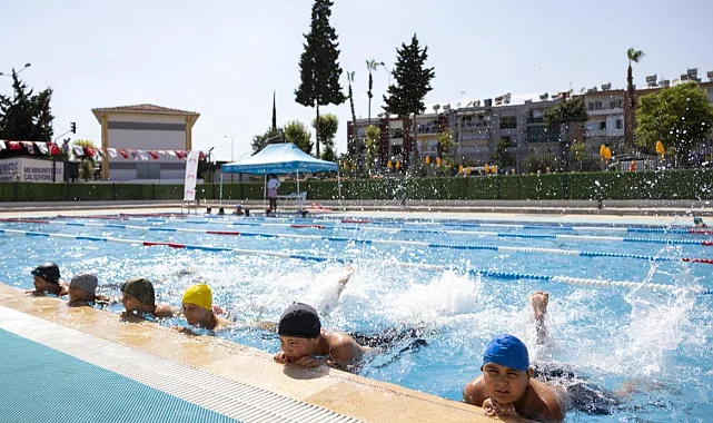 Mersin'de 7'den 70'e Herkes Eğlenerek Yüzme Öğreniyor