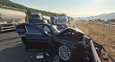 Önce kamyona sonra bariyere çarptı; 5 yaralı