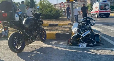 Önce Otomobile Sonra Refüje Çarptı!