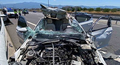 TEM'de feci kaza! Bariyere çarpan aracın tavanı koptu: Yaralılar var