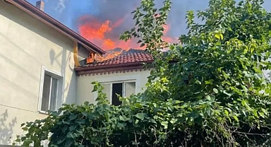 Bahçede çıkan yangın eve sıçradı!...