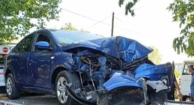 Çaycuma'da otomobil ağaca çarptı!