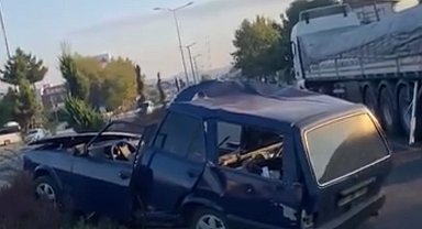 Otomobil tıra çarptı!...