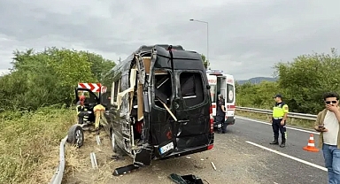 Minibüs, bariyere saplandı: 7 yaralı!