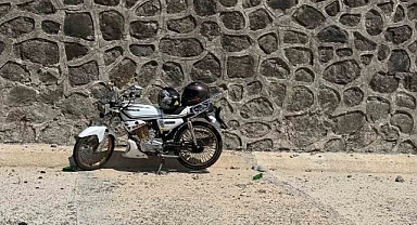 Tekeri patlayan motosiklet devrildi ...