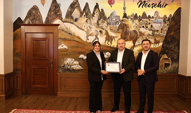 "İlmek İlmek Türkiye" halı motifi Vali Fidan'a armağan edildi