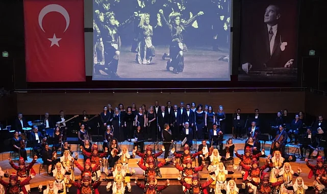 İzmir'de Maarif Halk Dansları ve orkestrasından özel program