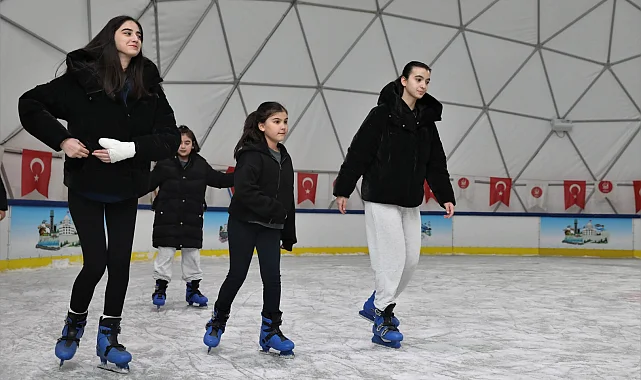 Ankara Keçiören'de sömestir eğlencesi gerçek buz pistinde