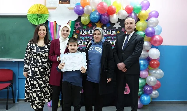 Bakan Göktaş, şehit ve gazi çocuklarının ilk karne heyecanına ortak oldu