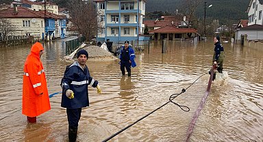 Antalya'da Büyükşehir ekipleri yağışın izlerini siliyor