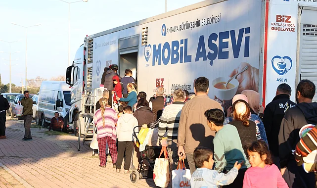 Antalya'da 'Mobil Aşevi' mahalle mahalle dolaşıyor