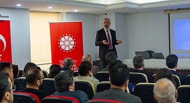 Osmaniye'de yapay zekâ çağında gazeteciliğin geçirdiği dönüşüm anlatıldı