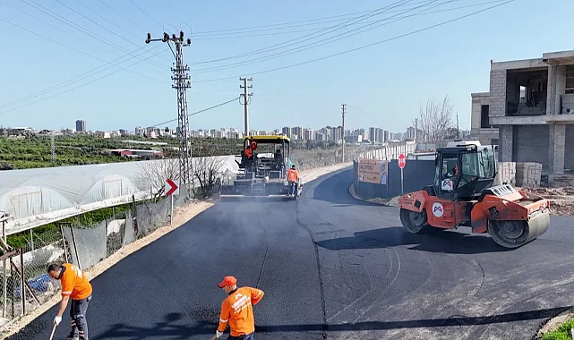 Mersin Büyükşehir'den Mezitli'de sıcak asfalt atağı