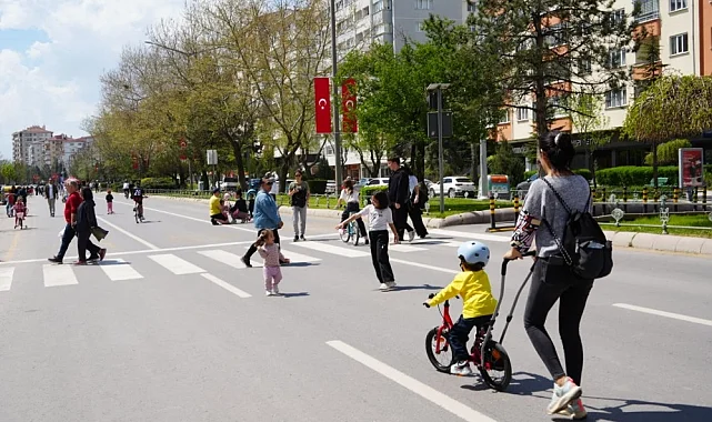  Eskişehir'de sokaklar müziğe açıldı